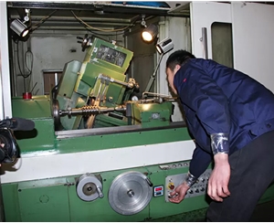 S7732蝸桿磨床，精度可達(dá)5級(jí)